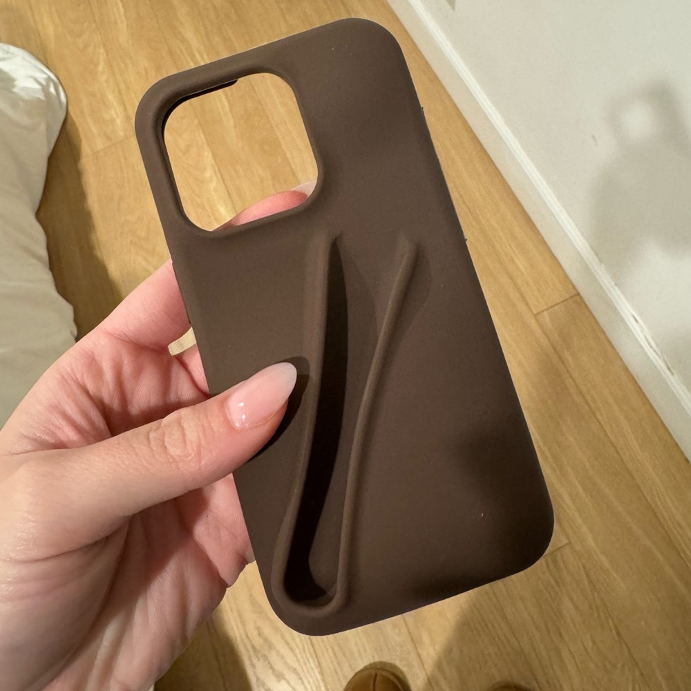 iphone15 deep brown lipgloss case